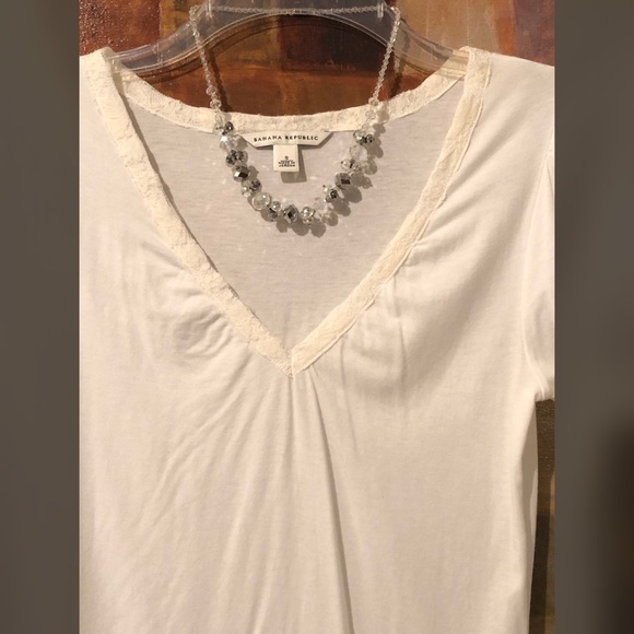 BANANA REPUBLIC White SS V-Neck Top With Lace Trim - Picture 3 of 6